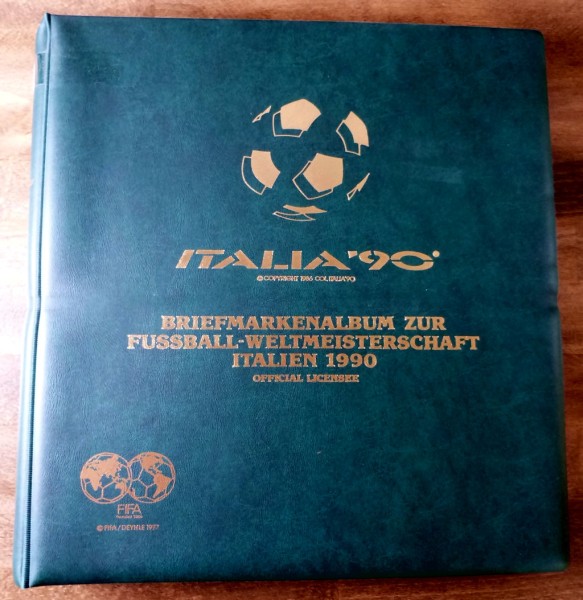Fußball, tolle Abosammlung zur Fußball-WM Italien 1990 auf über 60 inform. Seiten in 2 entspr. Ringb