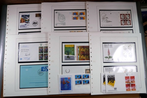Saubere Sammlung Schmuck FDCs aus 1979-93, auf 70 Safe Blättern unter Hawid aufgezogen, wenige lose,