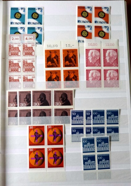 Postfr. Sammlung 4er-Blocks aus 1951-99 im Einsteckalbum. Gesamt 180 Stück ab MiNr. 143, viele Eckst