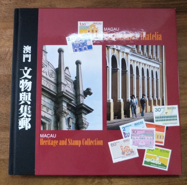Macau, illustriertes gebundenes Souvenirbuch 'Heritage and Stamp collection' mit 15 ** Werten der Fr